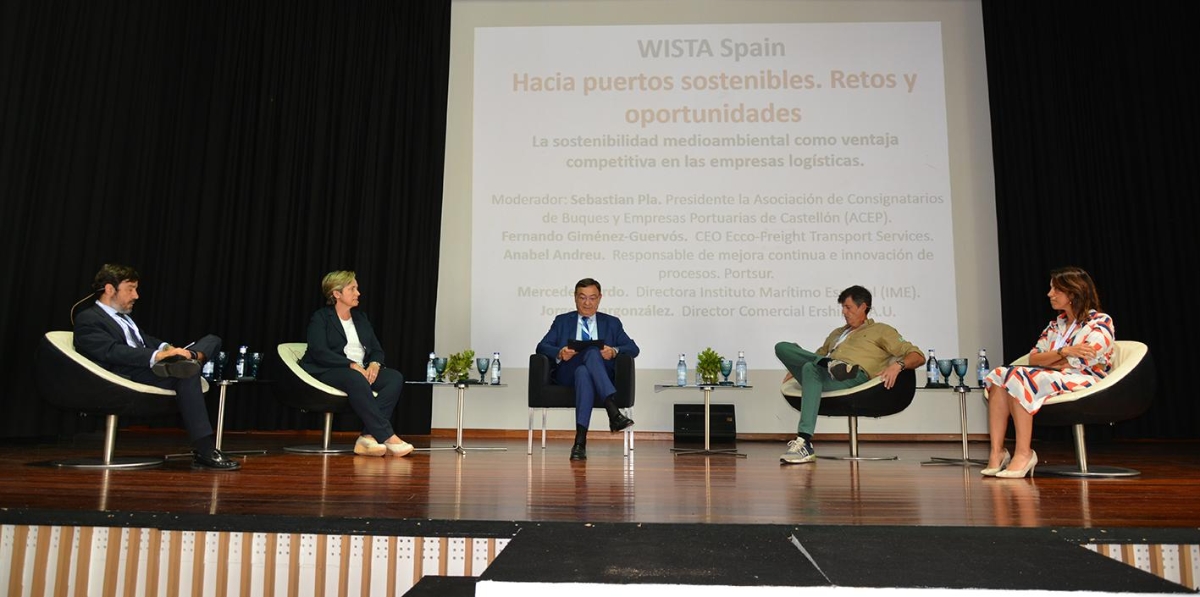 En la segunda mesa de debate se han analizado las acciones que llevan a cabo las empresas del sector en materia ambiental. De izquierda a derecha: Jorge Alvargonzález, director comercial de Ership; Anabel Andreu, responsable de mejora continua e innovación de procesos de Portsur; Sebastián Pla, presidente de la ACEP (moderador); Fernando Giménez-Guervós, CEO de Ecco-Freight Transport Services; y Mercedes Pardo, directora del Instituto Marítimo Español. Foto: Raúl Tárrega.