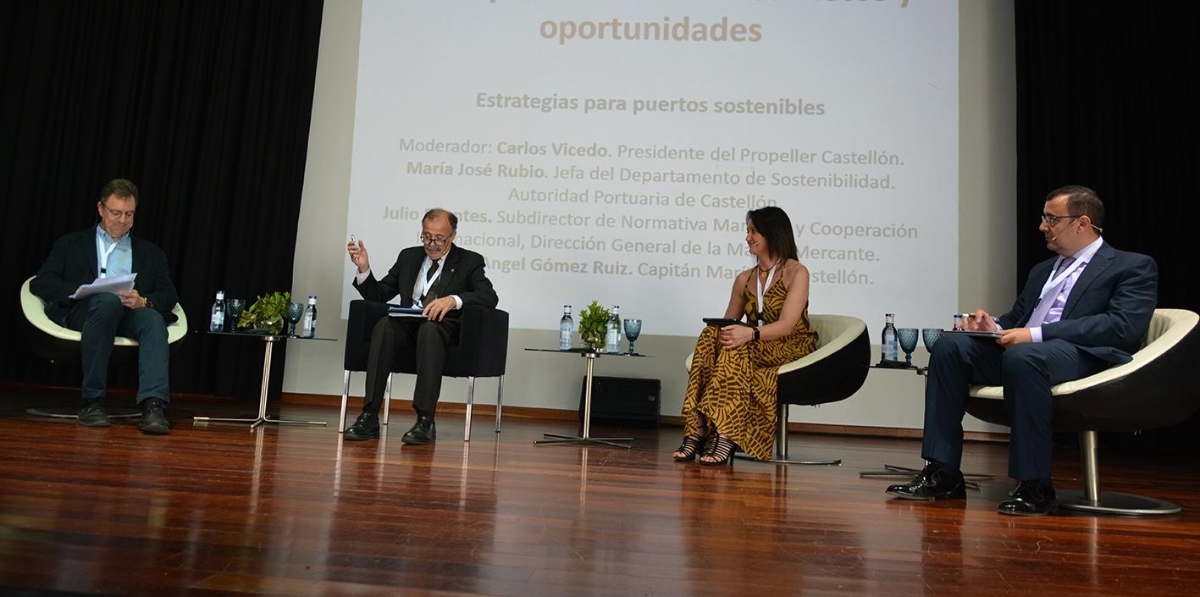 Participantes en la primera mesa de debate. De izquierda a derecha: Julio Fuentes, subdirector de Normativa Marítima y Cooperación Internacional de la Dirección General en la Marina Mercante; Carlos Vicedo, presidente de Propeller Club (moderador); María José Rubio, jefa del Departamento de Sostenibilidad de la Autoridad Portuaria de Castellón; y Miguel Ángel Ruiz, capitán marítimo de Castellón. Foto: Raúl Tárrega.