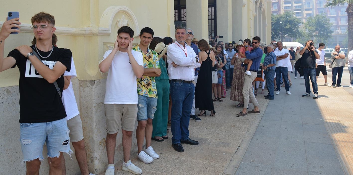 La mascletà congregó a una parte de los asistentes a la fiesta de San Cristóbal. Foto: Raúl Tárrega.