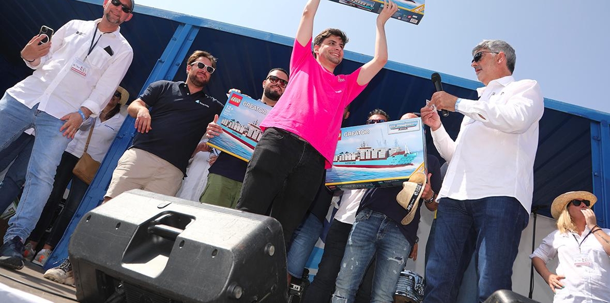 David Rodríguez y Jordi López, de APM Terminal y Álex Alonso, de ONE, ganaron el premio de tres buques de lego, gentileza de Maersk. Foto: JJM.