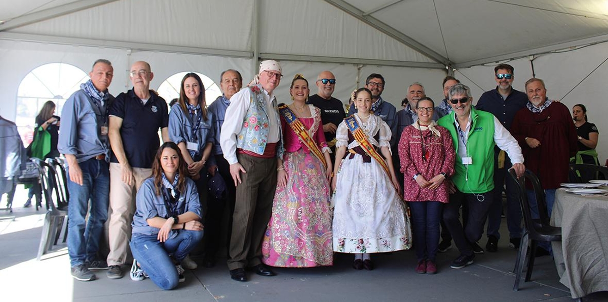 Miembros del jurado con amigos y participantes en la fiesta