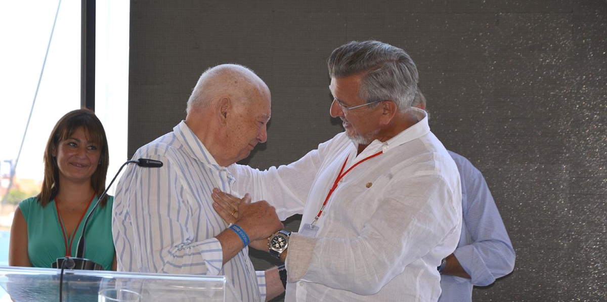Vicente Pellicer, a la izquierda de la imagen, no pudo contener la emoción. Foto: Raúl Tárrega.