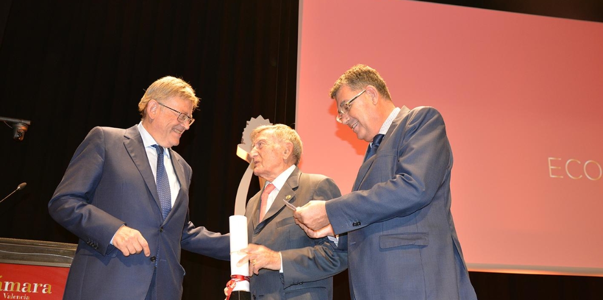 Francisco Roca también intercambió tarjetas con Ximo Puig (a la izquierda) y Enric Morera (a la derecha). Foto: Raúl Tárrega.