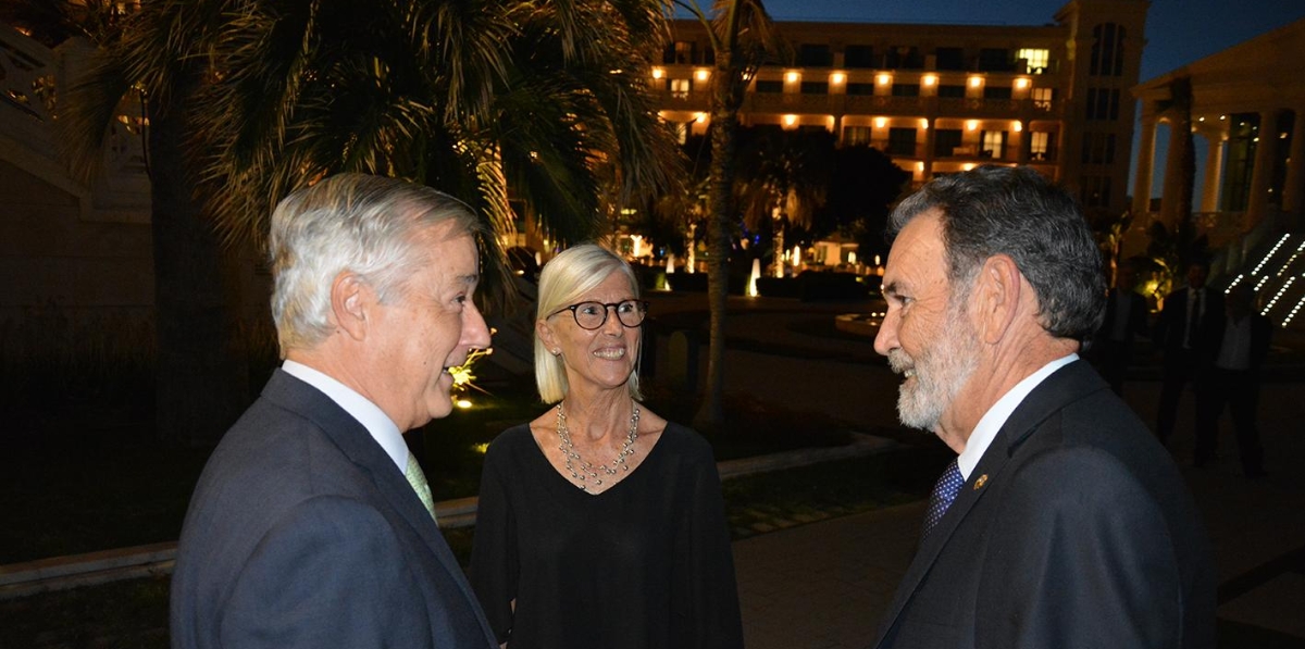 Federico Torres, responsable de Transición Energética de la APV; María Dolores Gómez; y Emilio Guardiola, presidente del COACAV. Foto: Raúl Tárrega.