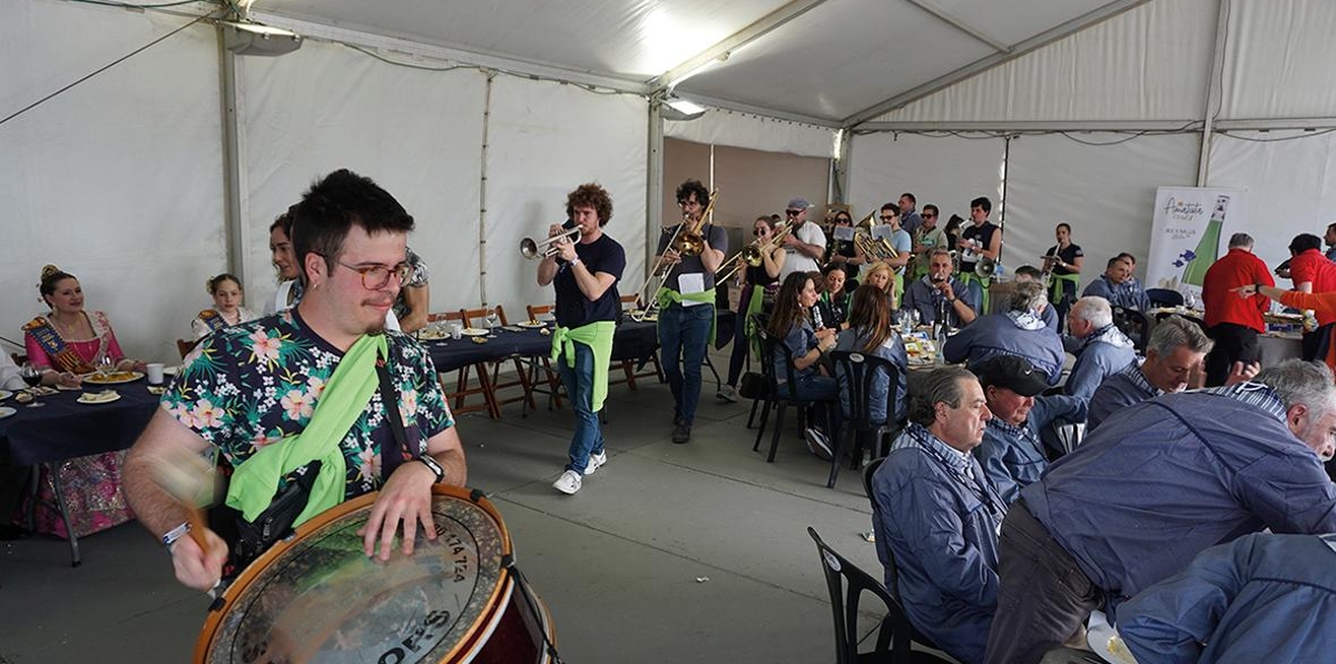La charanga amenizó la carpa del jurado