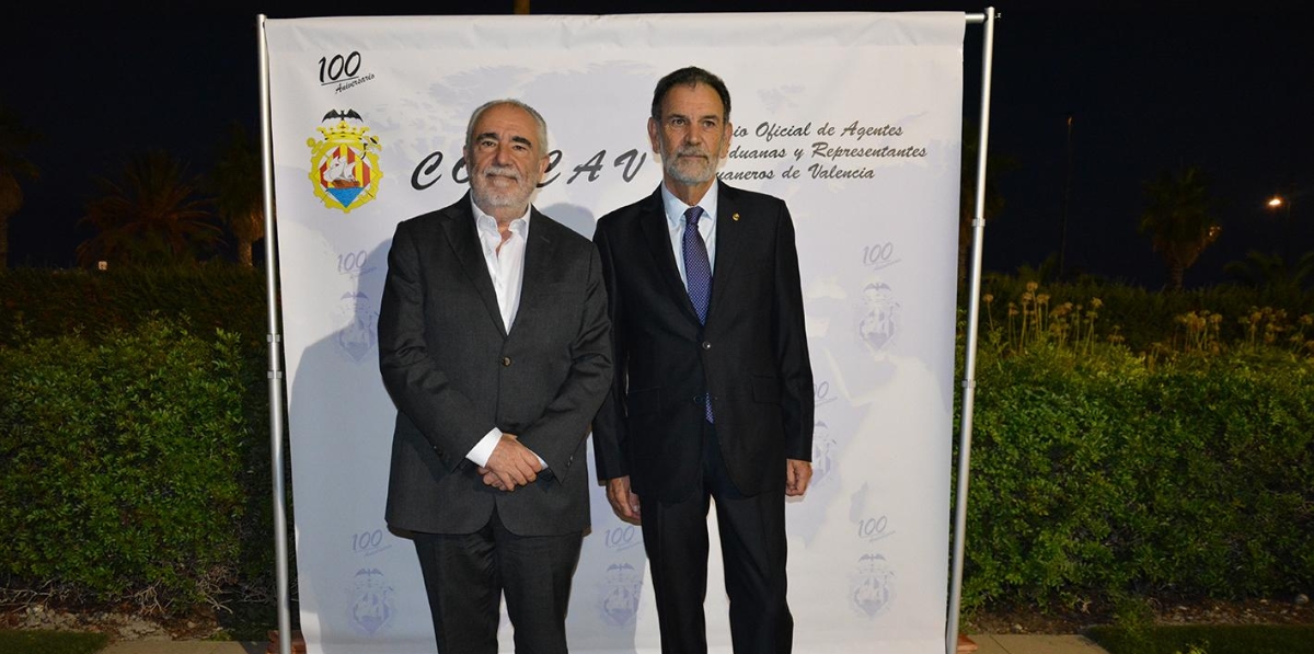 Francesc Sánchez, director general de la Autoridad Portuaria de Valencia; y Emilio Guardiola, presidente del COACAV. Foto: Raúl Tárrega.