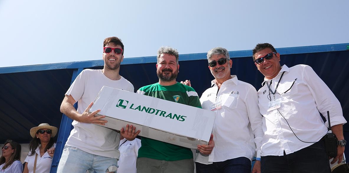 Carles Mateo, de Ibercondor, ganó el premio de un jamón de pata negra, gentileza de Landtrans. Foto: JJM.