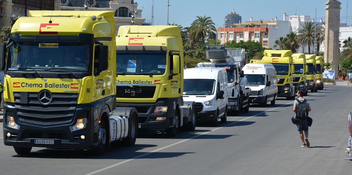Cientos de vehículos pasaron frente al Tinglado número 2 del Puerto de Valencia. Foto: Raúl Tárrega.