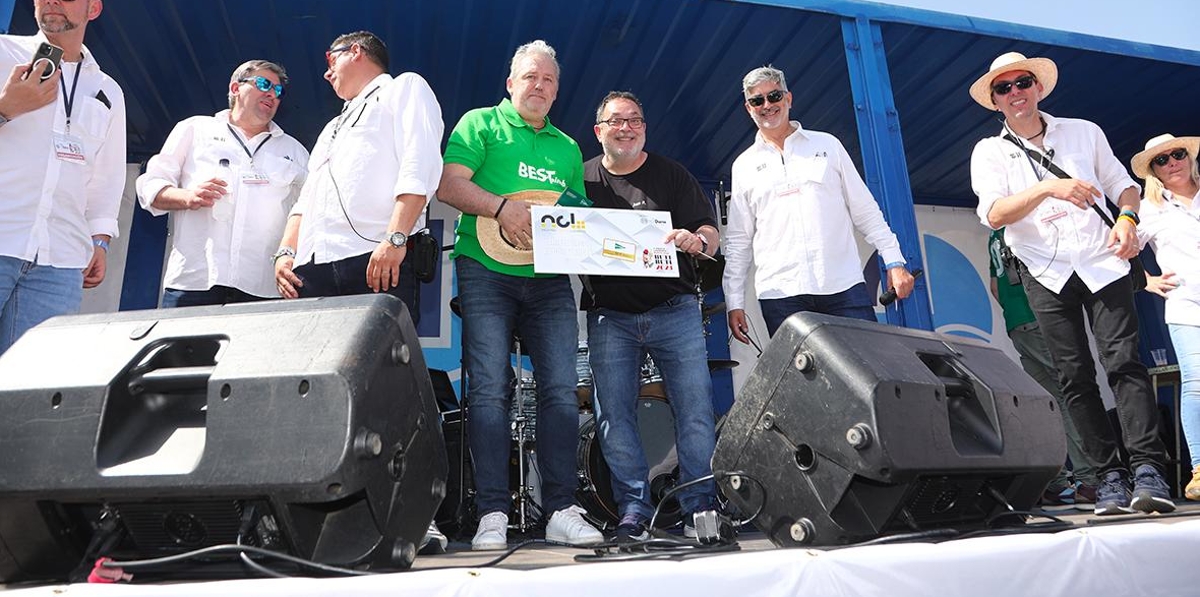 Ginés Saura, de Hutchiston Ports BEST, ganó el premio de una tarjeta regalo de 50€ de El Corte Ingles, gentileza de NCL. Foto: JJM.