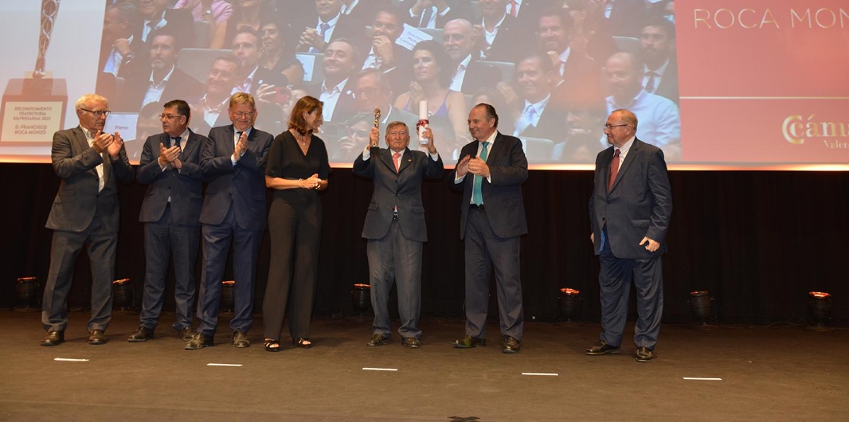 Momento en el que Francisco Roca Monzó recibe el premio de Cámara Valencia a la Trayectoria Empresarial. En la imagen, de izquierda a derecha, Joan Ribó, alcalde de Valencia; Enric Morera, presidente de Les Corts; Ximo Puig, presidente de la Generalitat Valenciana; Reyes Maroto, ministra de Industria, Comercio y Turismo; Francisco Roca Monzó; José Vicente Morata, presidente de Cámara Valencia; y José Luis Bonet, presidente de Cámara España. Foto: Raúl Tárrega.