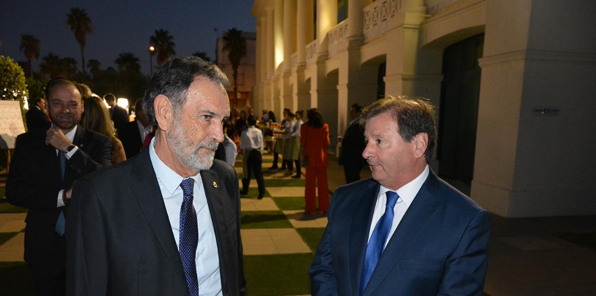 Emilio Guardiola, presidente del COACAV, y Antonio Llobet, presidente del Consejo General de Agentes de Aduanas, durante el evento. Foto: Raúl Tárrega.