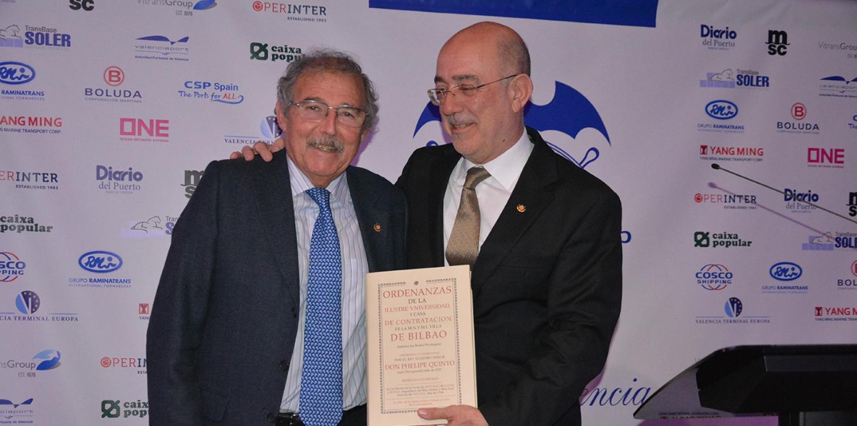 El presidente del Propeller Club del País Vasco, Juan Antonio Grijalbo, entregó a Pedro Coca, presidente de Propeller Valencia, un ejemplar de las Ordenanzas de la Ilustre Universidad y Casa de Contratación de Bilbao firmadas por Felipe V en el año 1737. Foto: Raúl Tárrega.