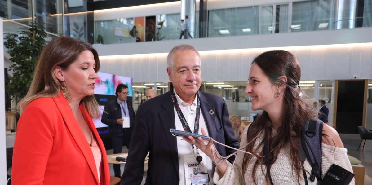 Blanca Sorigué, directora general del CZFB; Pere Navarro, delegado especial del Estado en el CZFB, y Alba Tejera, redactora Diario del Puerto. Foto J.J.M.