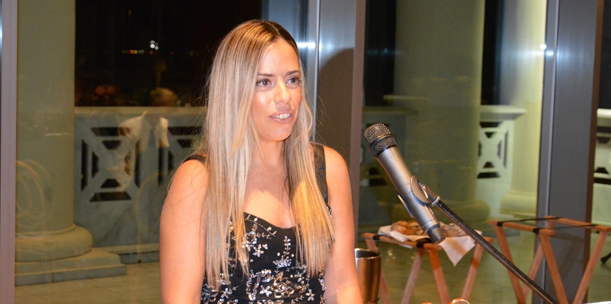 Virginia Badenes, que recibió un presente por su cumpleaños, habló en representación de los profesionales aduaneros más jóvenes. Foto: Raúl Tárrega.