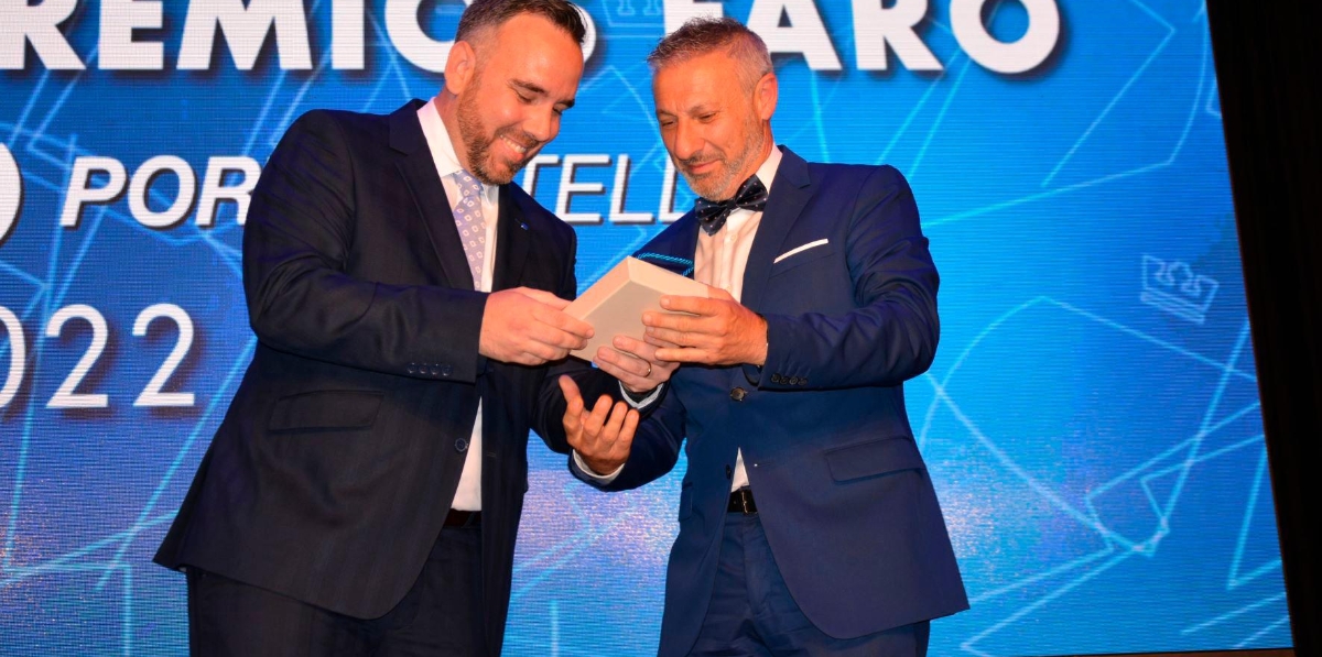 Rafa Simó, presidente de PortCastelló, entregó la Medalla de Honor de la APC a su predecesor en el cargo, Francisco Toledo.