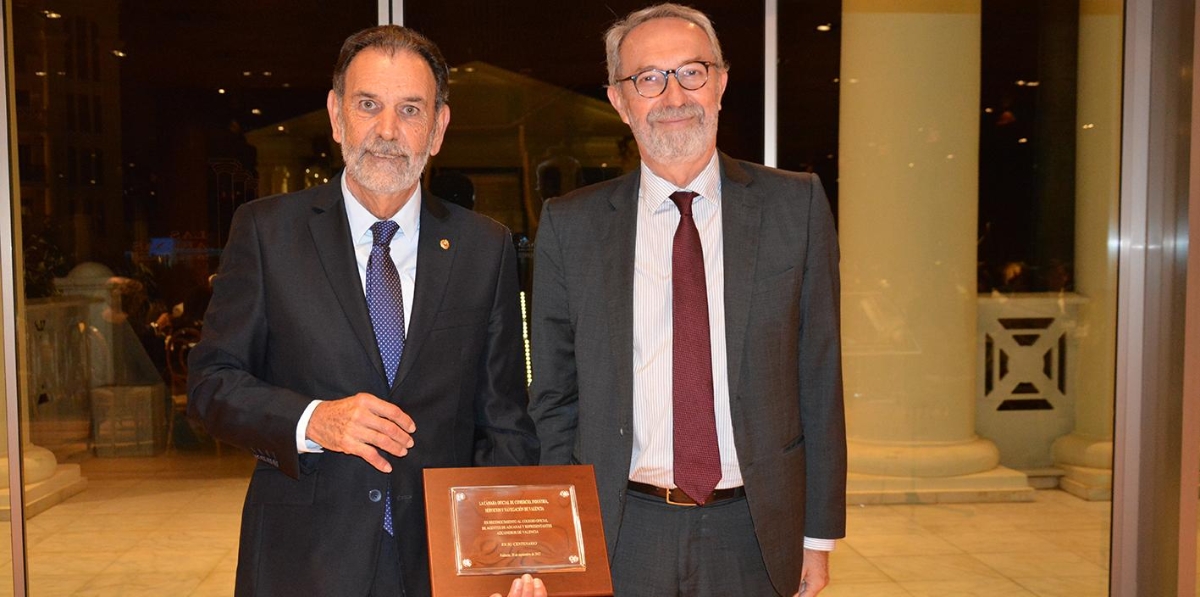 Emilio Guardiola, presidente del COACAV; y Vicente Mompó, director de Internacional de Cámara Valencia. La entidad cameral obsequió al COACAV con una placa conmemorativa con motivo de su centenario. Foto: Raúl Tárrega.