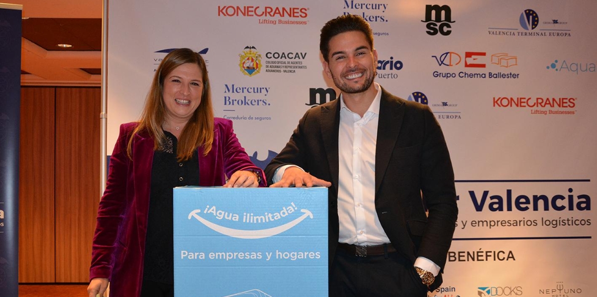 Otro de los premios de la velada fue una fuente de agua Atlantic Plus purificada e ilimitada de tres temperaturas para hogares u oficinas (gentileza de Aquaidam). En la imagen: Paula Casais (ganadora) y Daniel Hidalgo. Foto: Raúl Tárrega.