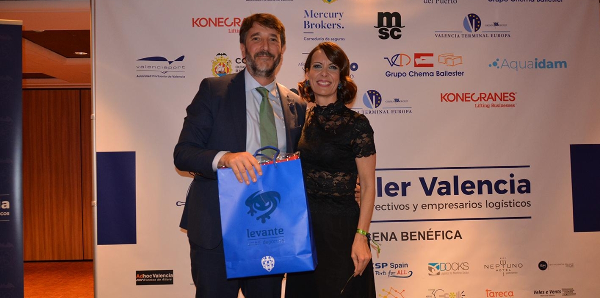 Otro de los premios donados fueron dos lotes con productos del Levante Unión Deportiva. En la imagen Rubén Marín y Teresa Herreros (ganadora). Foto: Raúl Tárrega.