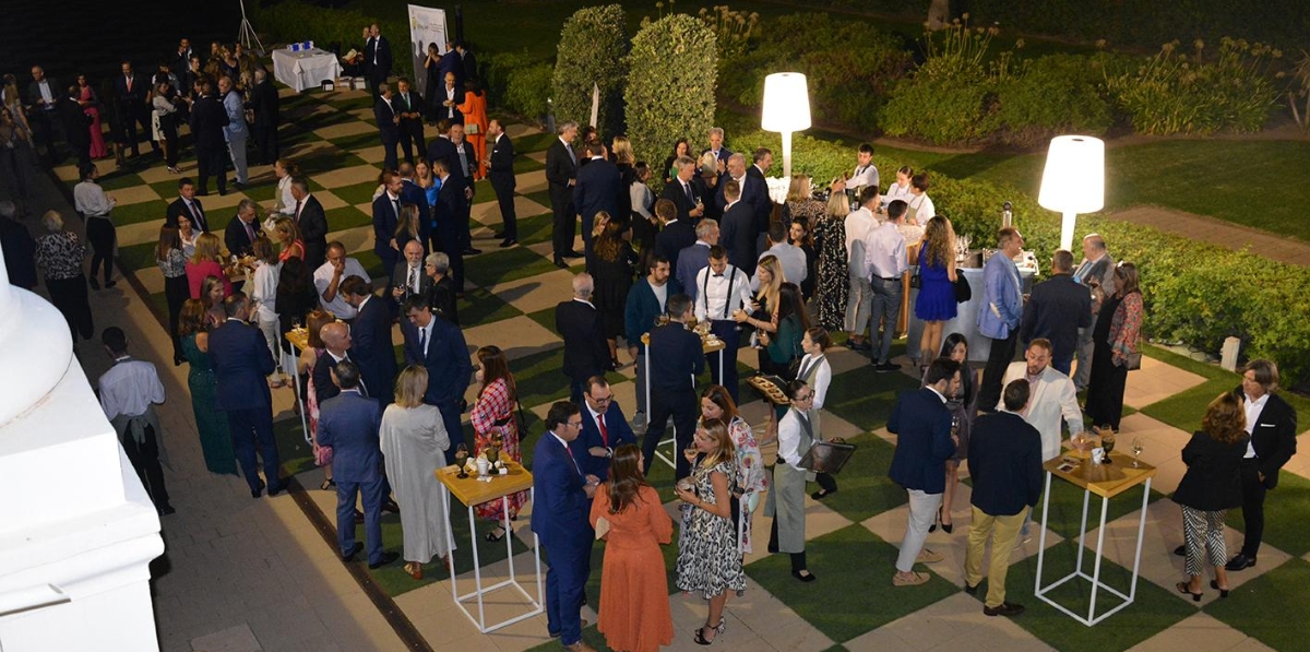 El hotel de Las Arenas acogió anoche el centenario del COACAV. Foto: Raúl Tárrega.