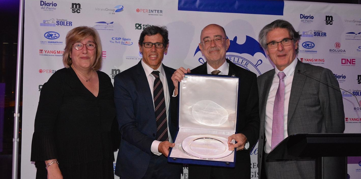 Los representantes de Propeller Barcelona Isabel Blanch (primera por la izquierda), Gonzalo Sanchís (segundo por la izquierda) y Albert Oñate (cuarto por la izquierda) obsequiaron a Propeller Valencia con una placa conmemorativa. Foto: Raúl Tárrega.