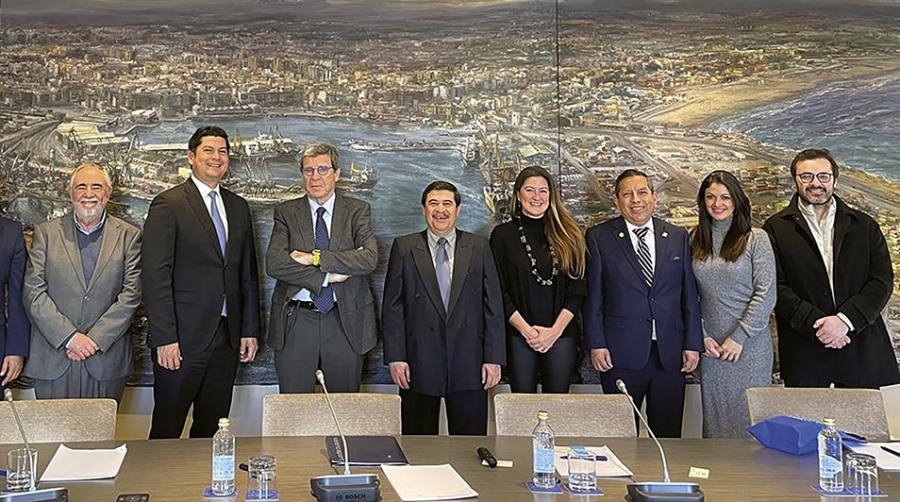 Aurelio Martínez, presidente APV, Janio Rosales, ministro de Economía de la República de Guatemala y Edwin Martínez, ministro de Finanzas de la República de Guatemala, junto a representantes de la Autoridad Portuaria de Valencia y Valencia Port.