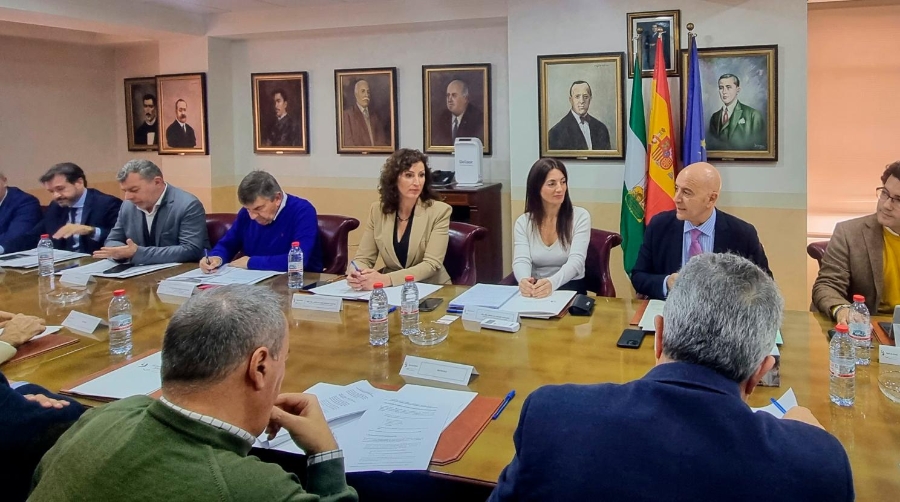 Al acto han asistido Diego Martínez Cano, presidente de la FBA; la alcaldesa de Almería, María del Mar Vázquez; la presidenta de la APA, María del Rosario Soto, y representantes de la Diputación Provincial, la Cámara de Comercio, Asempal, las consignatarias Ronco y Grupo López Guillén, así como representantes de empresas patronas.