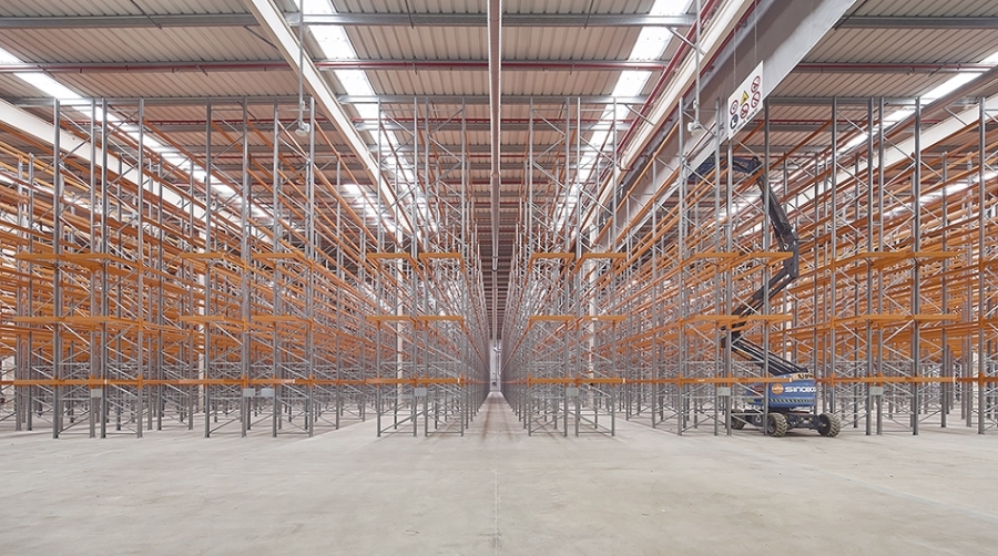 La nave tiene una capacidad de almacenaje de 50.000 palets y cuenta con zona APQ de alta seguridad.