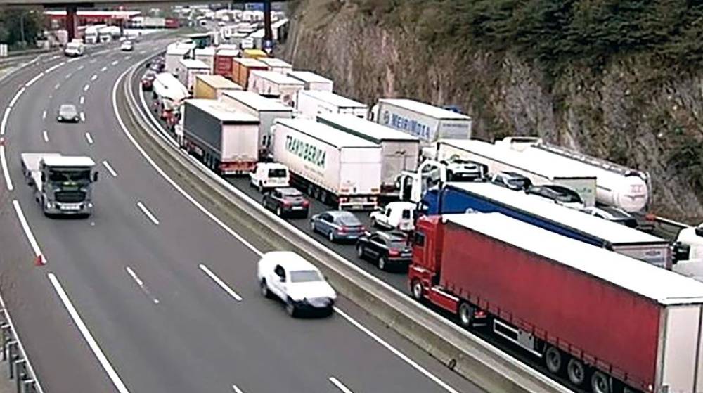 Transportistas y cargadores reclaman soluciones al bloqueo de camiones en Francia