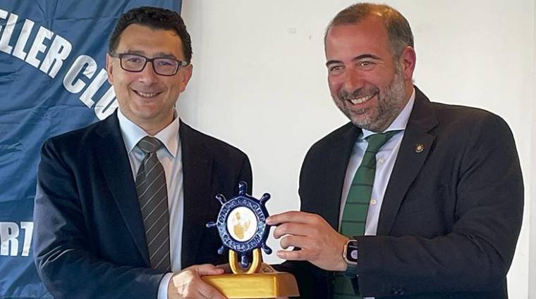 El director de la Autoridad Portuaria de Castellón, Manuel García, recibió una metopa del presidente del Propeller Club Castellón, Javier Herrera.