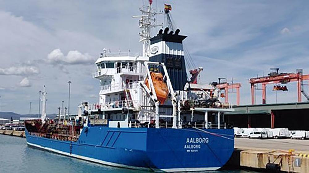 La gabarra “Aalborg” inicia el suministro de biocombustibles a barcos del Puerto de Barcelona
