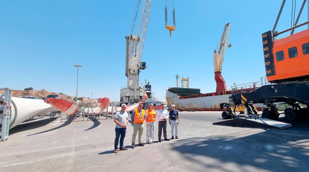 El buque “Friedrich” embarca 15 palas de aerogeneradores en el Puerto de Almería