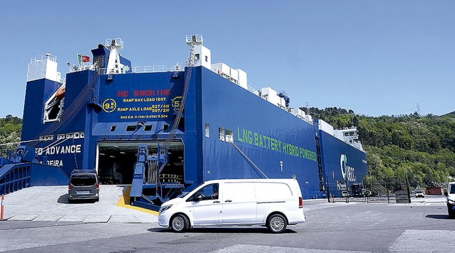 Carga de automóviles en un buque de UECC en el Puerto de Pasaia.