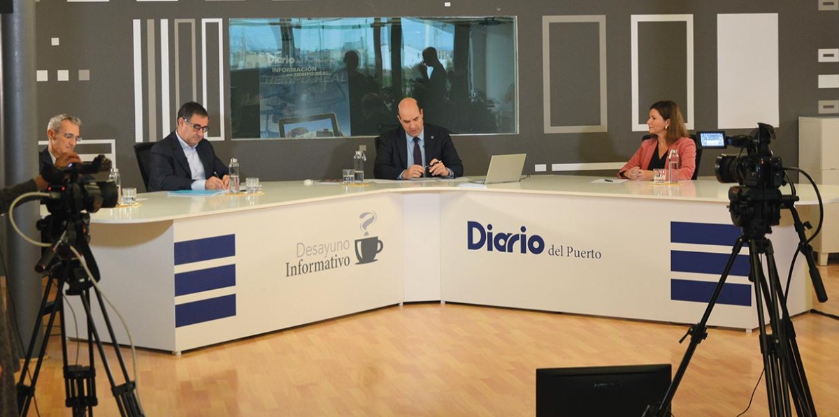 Grupo Diario-Diario del Puerto ha organizado una nueva edición de sus Desayunos Informativos en formato televisión, esta vez con el nuevo paradigma del transporte de mercancías por carretera como tema de debate. En la imagen, un momento del programa. De izquierda a derecha: Jordi Espín, secretario general de Transprime Spanish Shippers’ Council; Carmelo González, presidente del CNTC; Miguel Jiménez, director de Diario del Puerto; y María José Ralló, secretaria general de Transportes del MITMA. Foto: Raúl Molina.