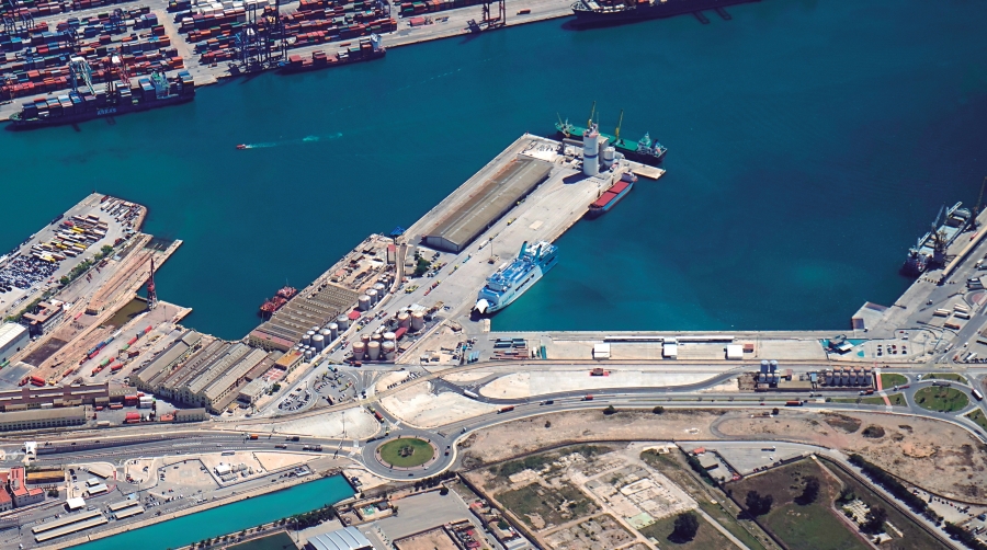 El Espigón del Turia del Puerto de Valencia (en el centro de la imagen) sufrirá una profunda transformación para poder atender a los buques de crucero de mayor tamaño que operan en la actualidad.
