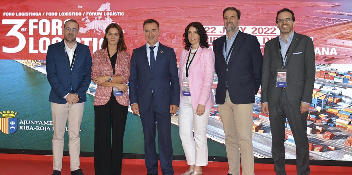 Luis Garrido, director de Logística de Grupo Raminatrans; Fátiza Zayed, gerente de VPI Logística; Robert Raga, alcalde de Ribarroja; Loli Dolz, directora de Publicaciones no diarias de Grupo Diario y moderadora de la mesa de debate; Andrés Morata, director general de Nederval; y Vicente Palomo, jefe de la Unidad Técnica de la Oficina del Corredor Mediterráneo. Foto: Raúl Tárrega.