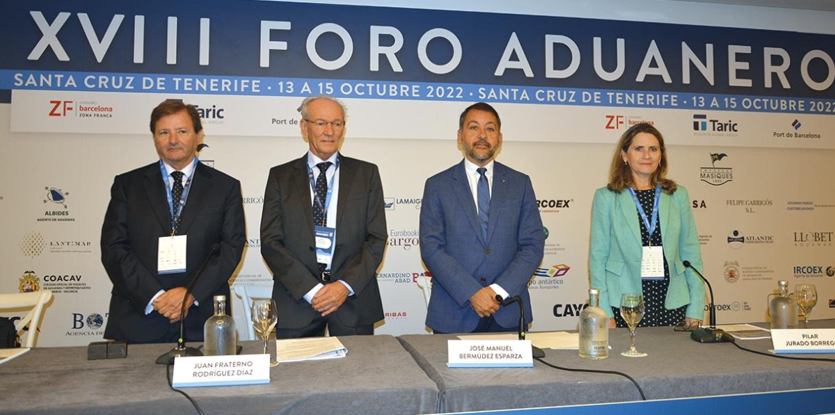 Antonio Llobet, presidente del presidente del Consejo General de Colegios de Agentes de Aduanas y Representantes Aduaneros de España; Juan Fraterno Rodríguez, presidente del Colegio Oficial de Agentes de Aduanas y Representantes Aduaneros de Tenerife; José Manuel Bermúdez, alcalde de Santa Cruz de Tenerife; y Pilar Jurado, directora del Departamento de Aduanas e Impuestos Especiales de la Agencia Tributaria, durante la inauguración del XVIII Foro Aduanero. Foto: Raúl Tárrega.