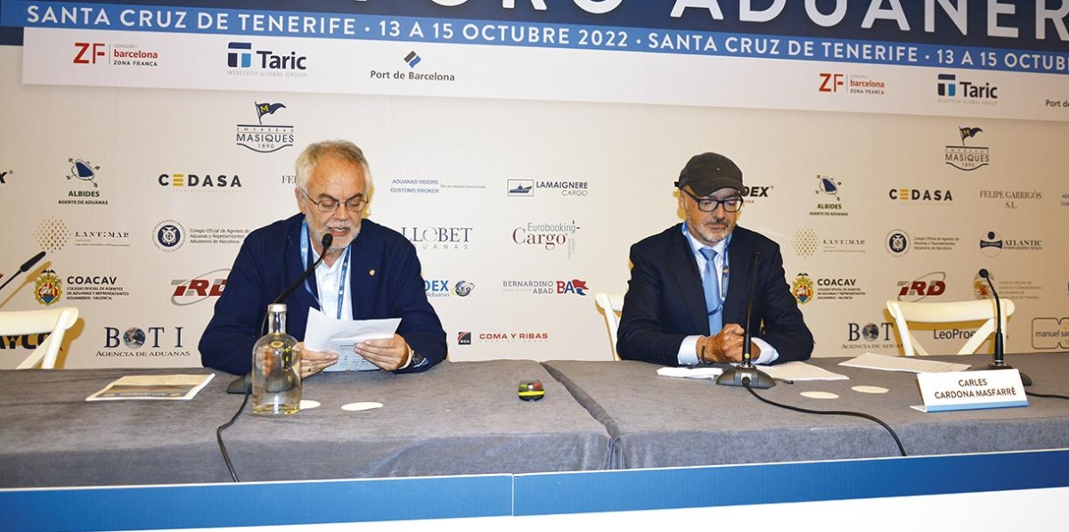 Juan Luis Martínez, vicepresidente del Colegio Oficial de Agentes de Aduanas y Representantes Aduaneros de Las Palmas; y Carles Cardona, CEO de OEA Consultores-Juma Consulting. Foto: Raúl Tárrega.