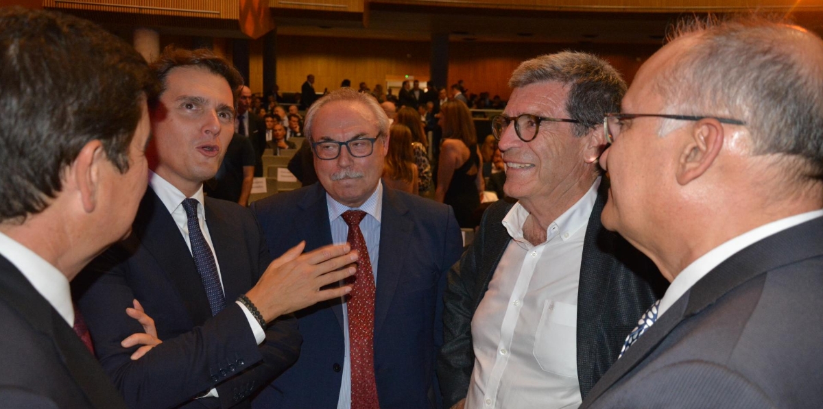 El expresidente de Ciudadanos, Albert Ribera (segundo por la izquierda), conversó con el presidente de la Autoridad Portuaria de Valencia, Aurelio Martínez (segundo por la derecha), poco antes de comenzar el acto. Foto: Raúl Tárrega.