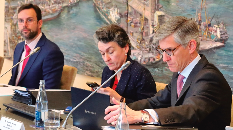 Aurelio Acedo, director de la APV; Mar Chao, presidenta de Valenciaport; y Jorge Herrero, secretario general de la APV, durante el Consejo de Administración celebrado ayer. Foto R. T.