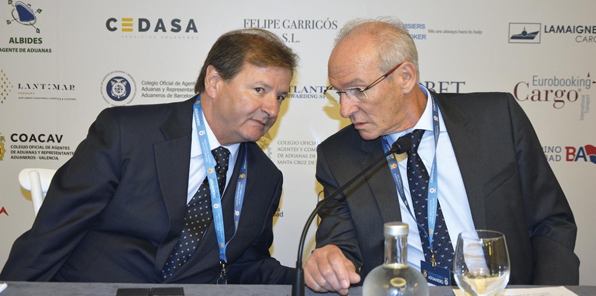 Antonio Llobet, presidente del Consejo General de Agentes de Aduanas; y Juan Fraterno Rodríguez, presidente del Colegio Oficial de Agentes y Representantes Aduaneros de Tenerife. Foto: Raúl Tárrega.