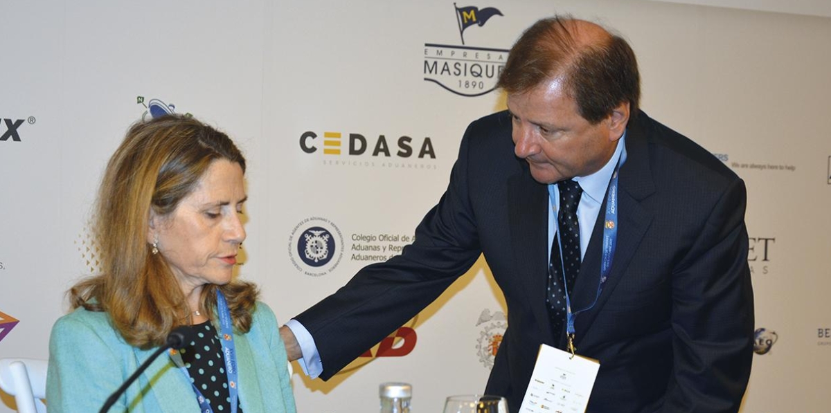 Pilar Jurado, Pilar Jurado, directora del Departamento de Aduanas e Impuestos Especiales de la Agencia Tributaria; y Antonio Llobet, presidente del Consejo General de Agentes de Aduanas. Foto: Raúl Tárrega.