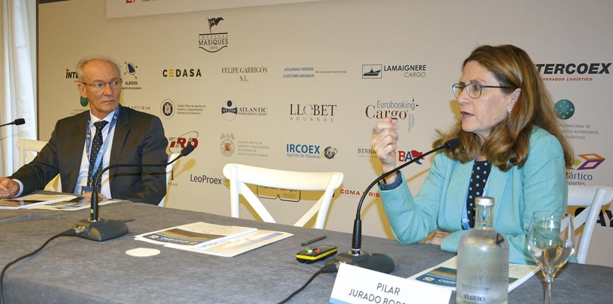 Juan Fraterno Rodríguez, presidente del Colegio Oficial de Agentes y Representantes Aduaneros de Tenerife; y Pilar Jurado, directora del Departamento de Aduanas e Impuestos Especiales de la Agencia Tributaria. Foto: Raúl Tárrega.