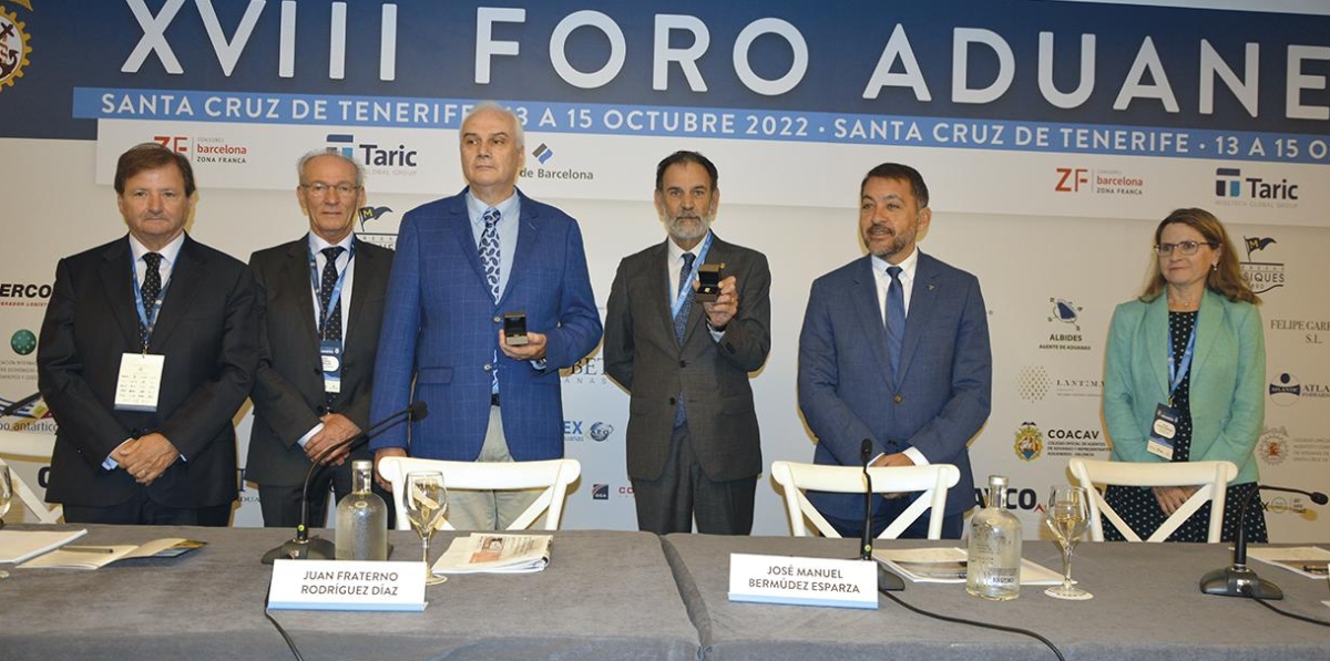 Durante la inauguración ha habido un reconocimiento a los Colegios Oficiales de Agentes y Representantes Aduaneros de Cantabria y Valencia por sus respectivos centenarios. En la imagen, de izquierda a derecha: Antonio Llobet, presidente del presidente del Consejo General de Colegios de Agentes de Aduanas y Representantes Aduaneros de España; Juan Fraterno Rodríguez, presidente del Colegio Oficial de Agentes de Aduanas y Representantes Aduaneros de Tenerife; Félix Antonio López, presidente del Colegio Oficial de Agentes y Representantes Aduaneros de Cantabria; Emilio Guardiola, presidente del Colegio Oficial de Agentes y Representantes Aduaneros de Valencia; José Manuel Bermúdez, alcalde de Santa Cruz de Tenerife; y Pilar Jurado, directora del Departamento de Aduanas e Impuestos Especiales de la Agencia Tributaria. Foto: Raúl Tárrega.