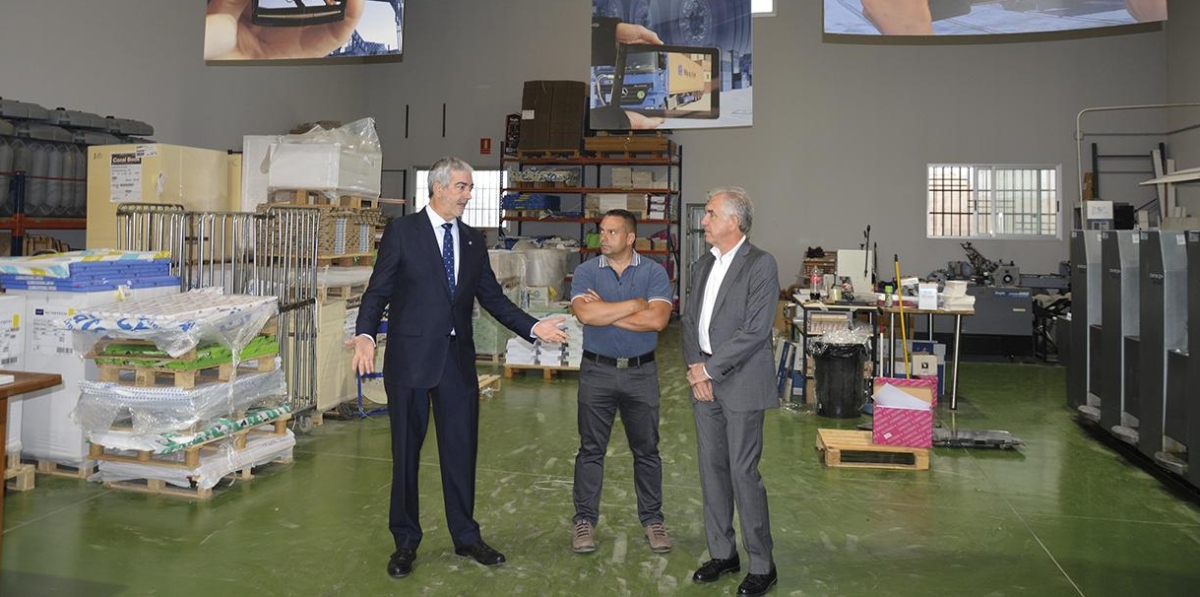Paco Prado, Antolín Goya y José Luis Romero, durante la visita realizada a las instalaciones de Grupo Diario por los participantes en el Desayuno Informativo. Foto: Raúl Tárrega.
