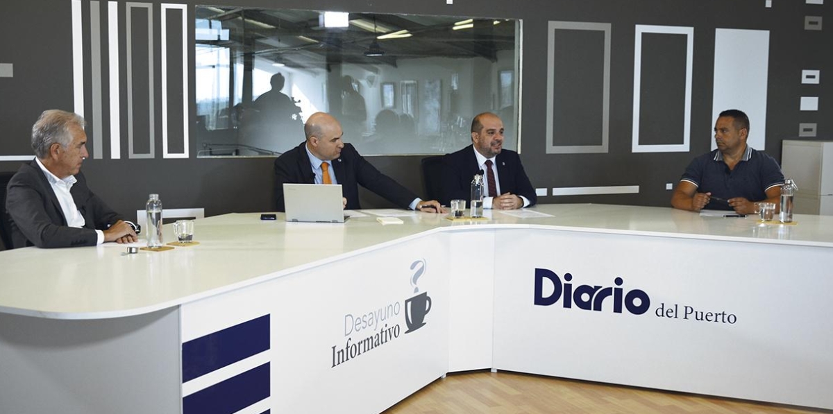 José Luis Romero, Miguel Jiménez, Fernando Vitoria y Antolín Goya, durante el comienzo del Desayuno Informativo “Estiba Portuaria: Desafíos y oportunidades en el nuevo marco liberalizado”, organizado por Grupo Diario-Diario del Puerto. Foto: Raúl Tárrega.
