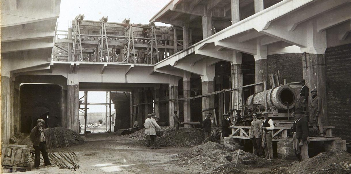 El proyecto inicial contemplaba una planta baja y cuatro alturas. Finalmente, el edificio quedó en una planta baja y una primera planta