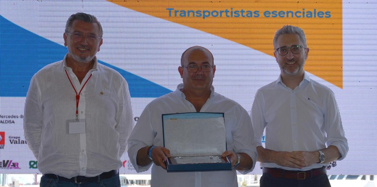 Carlos Prades, José Cavero (Insignia de Oro) y Arcadi España. Foto: Raúl Tárrega.