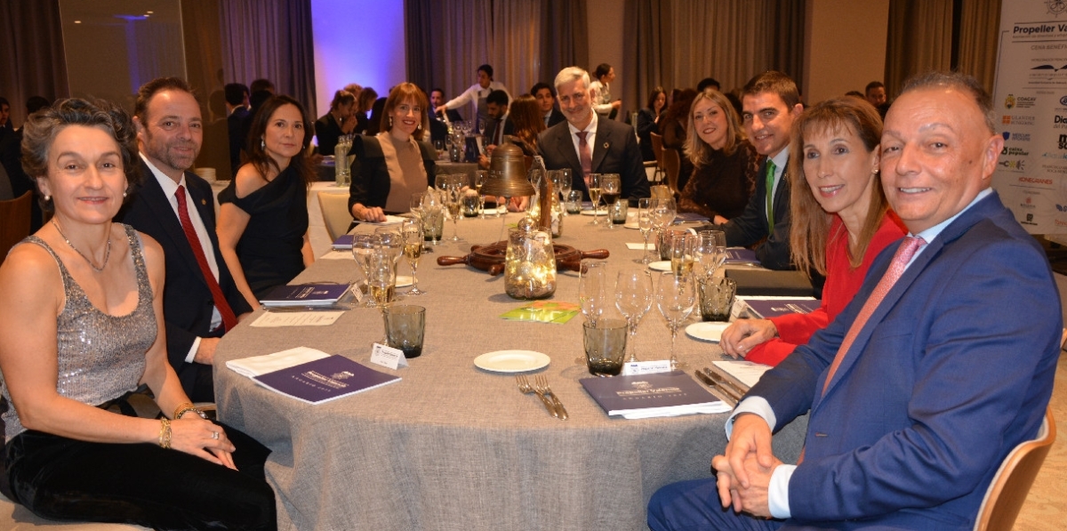 Mesa presidencial de la Cena Benéfica de Propeller Valencia. Foto J.C.P.