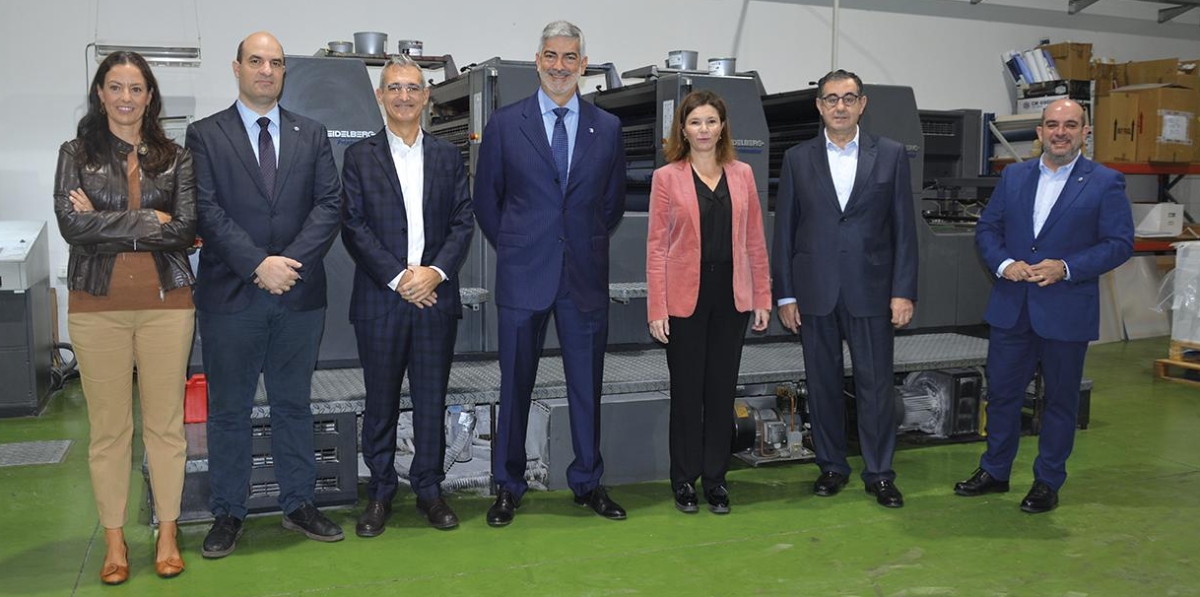 Un momento de la visita realizada a las instalaciones de Grupo Diario. En la imagen, de izquierda a derecha: Magda Tatay, directora general editorial de Grupo Diario; Miguel Jiménez, director de Diario del Puerto; Jordi Espín, secretario general de Transprime Spanish Shippers’ Council; Francisco Prado, director general de Grupo Diario; María José Rallo, secretaria general de Transportes del MITMA; Carmelo González, presidente del CNTC; y Fernando Vitoria, director general de Grupo Diario Editorial. Foto: Raúl Tárrega.
