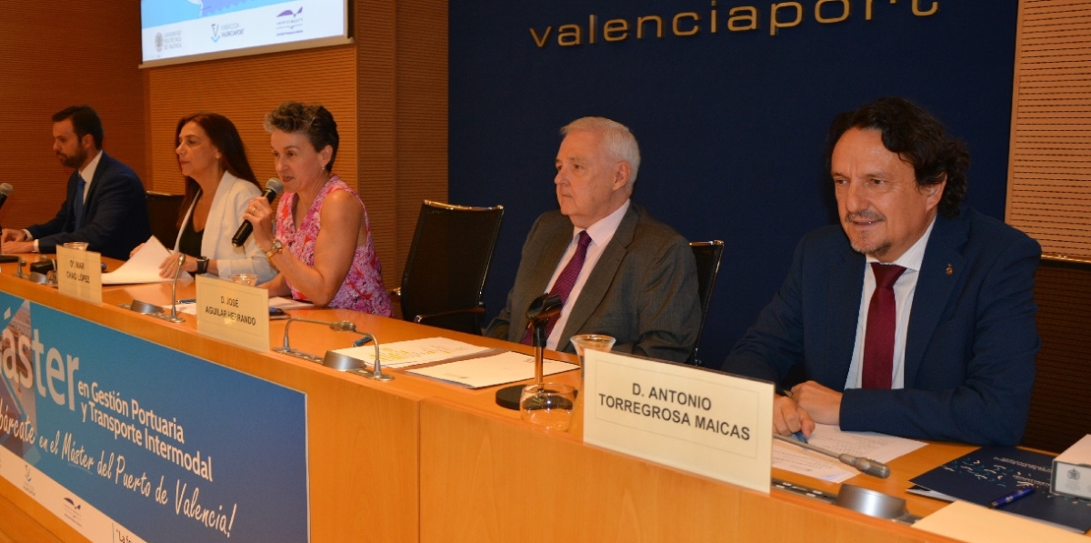 Aurelio Acedo, director general de la Autoridad Portuaria de Valencia; María Esther Gómez, secretaria autonómica de Universidades; Mar Chao, presidenta de la Autoridad Portuaria de Valencia; José Aguilar, director académico del Máster y Antonio Torregrosa, director general de la Fundación Valenciaport. Foto J.C.P.